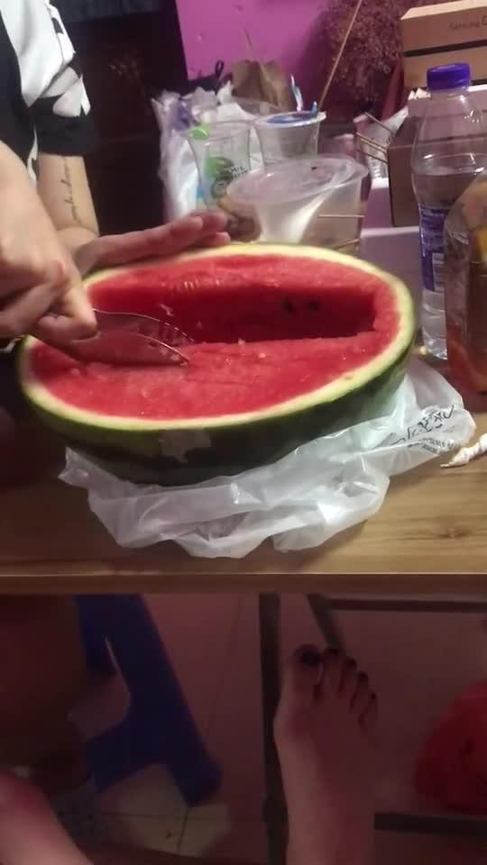 宿舍吃瓜和喝水,瓜果飘香与清泉润心